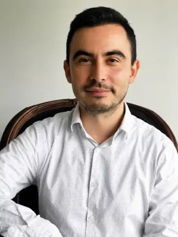 Daniel Iriarte, psicólogo clínico en Bogotá, con tarjeta profesional COLPSIC 121451